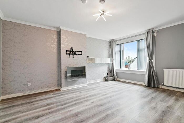 2 Bedroom Flat To Rent In Beechwood Drive, Alexandria, G83