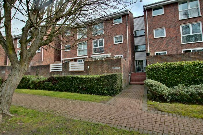 2 Bedroom Flat To Rent In Hayes Lane, Beckenham, Kent, BR3