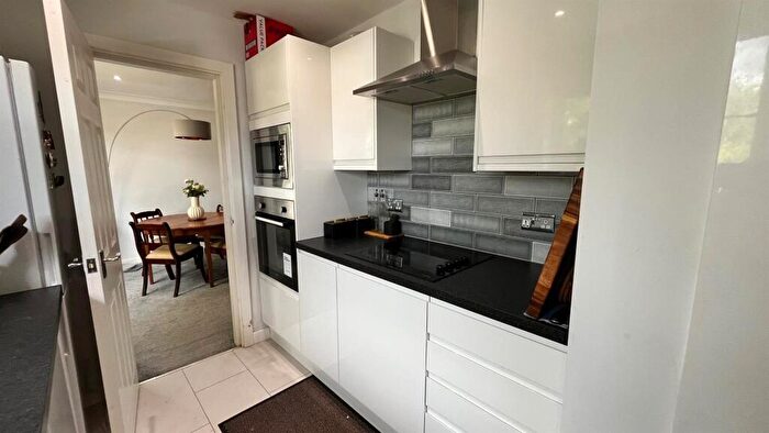 2 Bedroom Apartment To Rent In Stonegate Road, Leeds, LS17