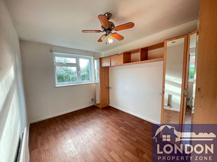 3 Bedroom Flat To Rent In Pearscroft Road, Fulham, London, SW6
