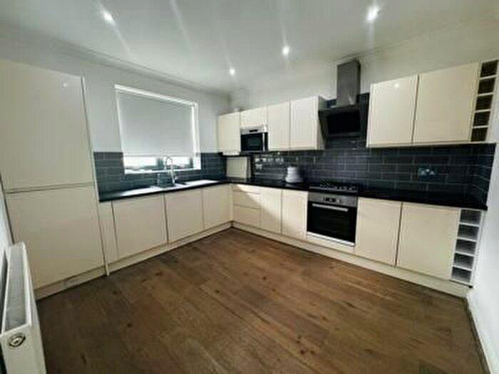 3 Bedroom Flat To Rent In Willoughby Road, London, N8