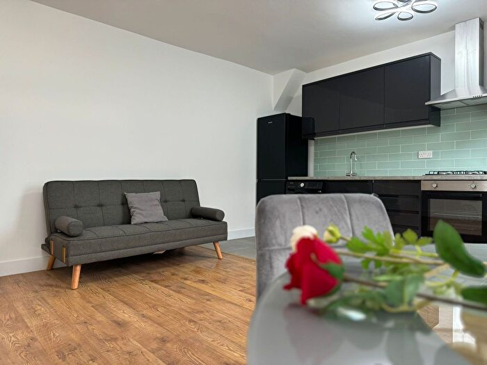 3 Bedroom Flat To Rent In Bromley High Street, London, E3