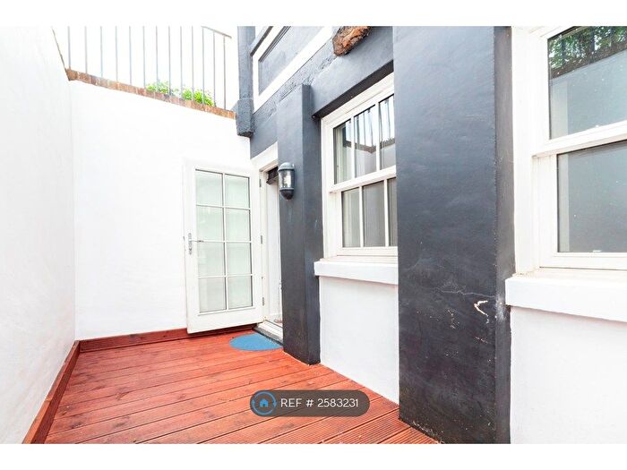 3 Bedroom Flat To Rent In Glengall Road, London, SE15