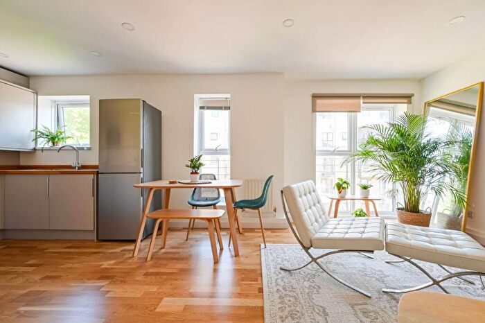 2 Bedroom Flat To Rent In Lancaster Hall, Docklands, London, E16