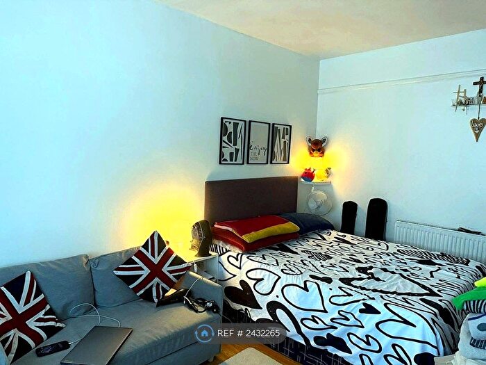 2 Bedroom Flat To Rent In Denbigh Road, Hounslow, TW3