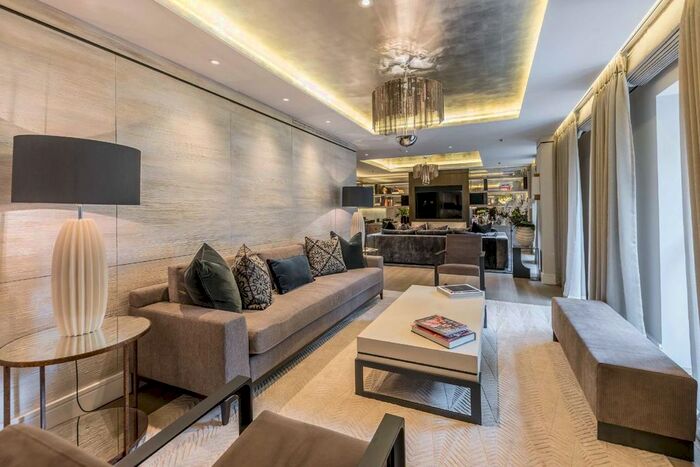 2 Bedroom Flat To Rent In Arlington Street, London, SW1A