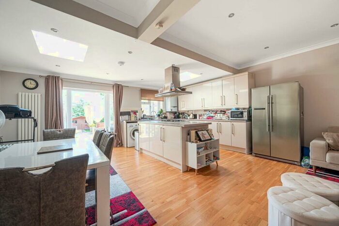 4 Bedroom House To Rent In Woodberry Grove, North Finchley, London, N12