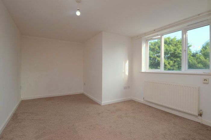 1 Bedroom Flat To Rent In Symons Close, Nunhead, SE15