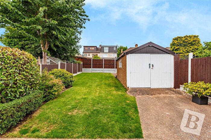 3 Bedroom Bungalow For Sale In Derby Avenue, Upminster, RM14