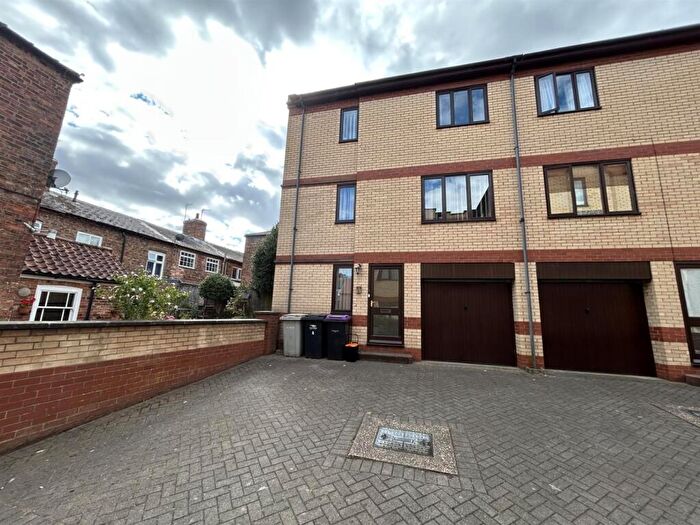 2 Bedroom Town House To Rent In Grosvenor Court, Gospelgate, LN11
