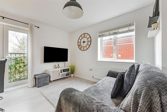 1 Bedroom Flat For Sale In Kiln Mews, Hambrook, Chichester, PO18