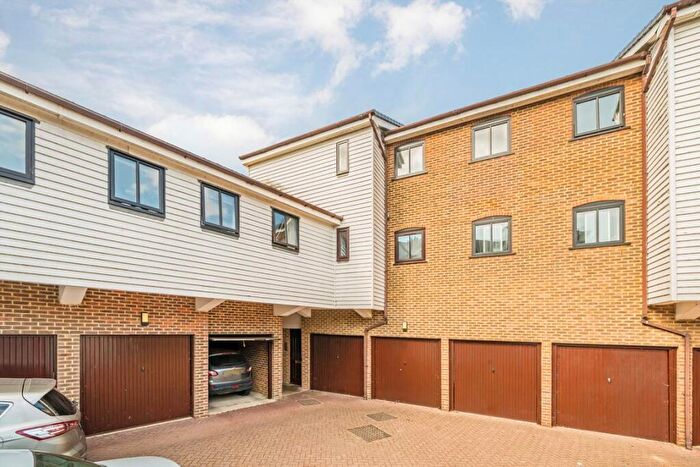 2 Bedroom Flat To Rent In Ram Passage, Kingston Upon Thames, KT1