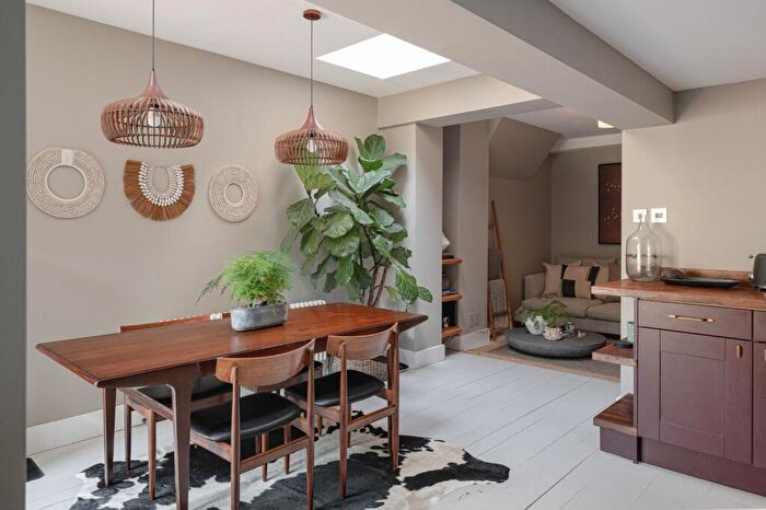 2 Bedroom Maisonette For Sale In Yeate Street, Islington, N1