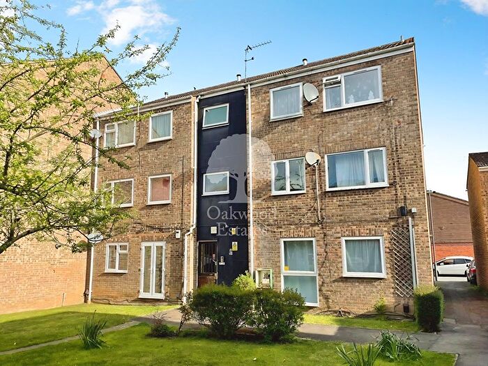 2 Bedroom Flat To Rent In Rochfords Gardens, Slough, SL2