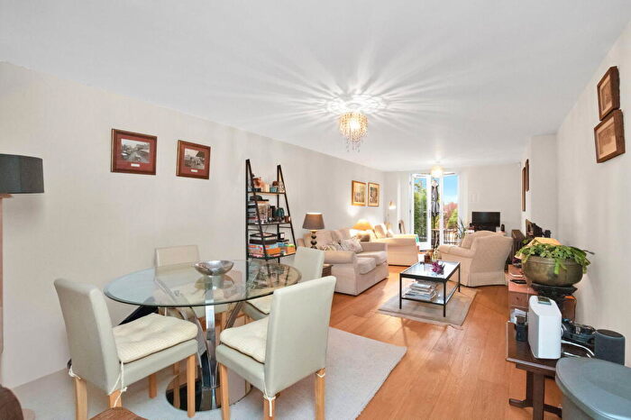 2 Bedroom Apartment For Sale In Kings Drive, Midhurst, GU29
