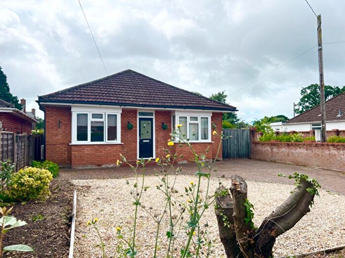 4 Bedroom Detached Bungalow For Sale In Lime Kiln Lane, Holbury, Southampton, Hampshire, SO45