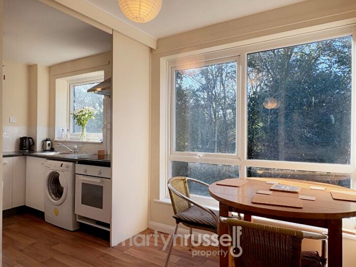 2 Bedroom Maisonette For Sale In Lima Court, Bath Road, Reading, Berkshire, RG1