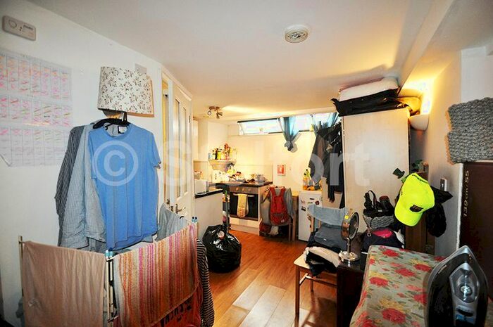 Studio To Rent In Colney Hatch Lane, London, N10