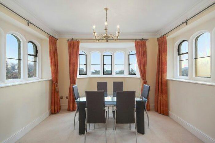 2 Bedroom Flat To Rent In Royal Close, London, SW19
