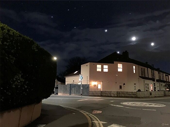 2 Bedroom Maisonette For Sale In Church Road, Bexleyheath, Kent, DA7