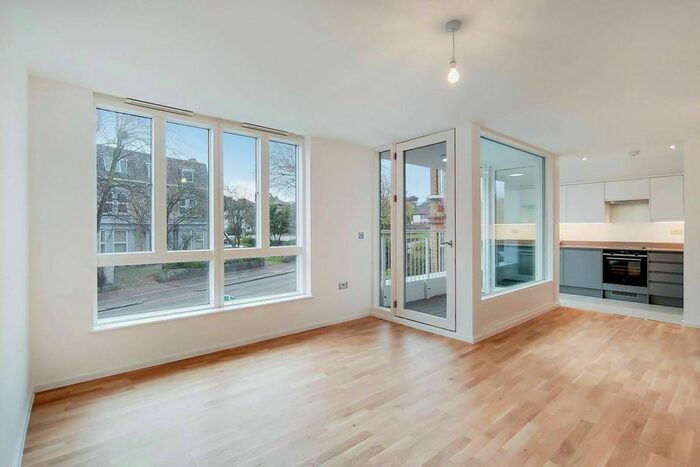 2 Bedroom Flat To Rent In Upper Richmond Road, East Putney, London, SW15