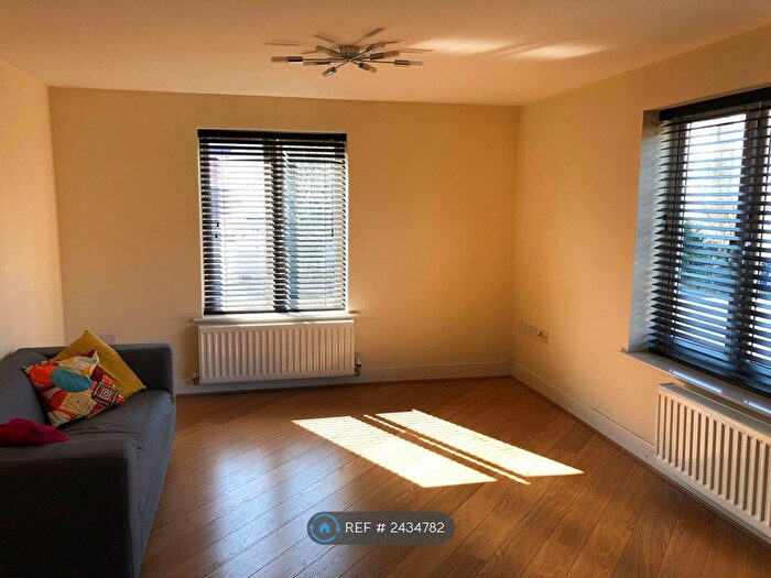 3 Bedroom Flat To Rent In Kingsquarter, Maidenhead, SL6