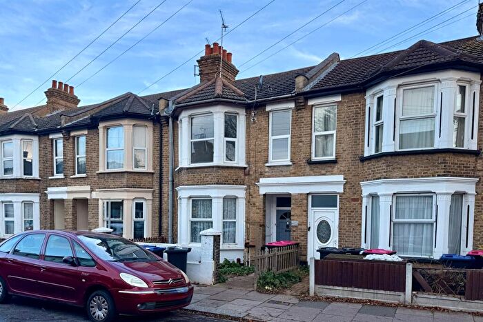 2 Bedroom Flat To Rent In Oban Road, Southend-on-Sea, SS2