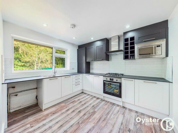 2 Bedroom Apartment To Rent In Black Boy Wood, Bricket Wood, AL2