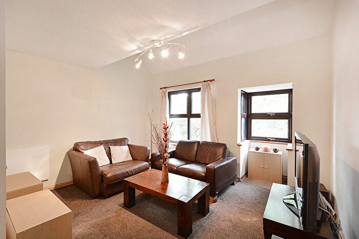 2 Bedroom Maisonette For Sale In Kinburn Street, Canada Water, SE16