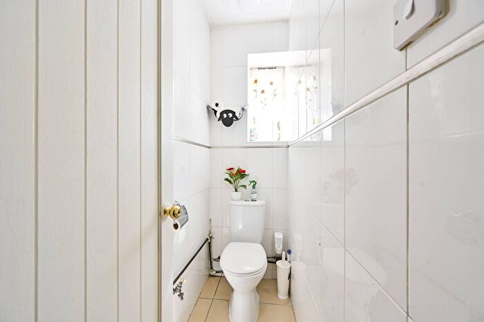 3 Bedroom Flat For Sale In Wandle Way, Earlsfield, London, SW18