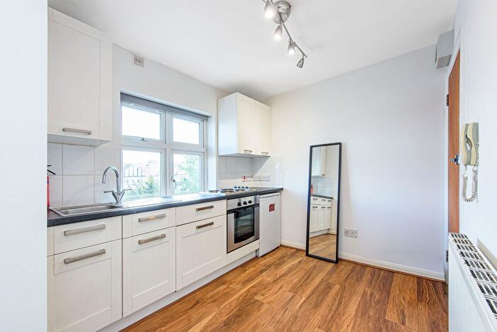 Studio To Rent In Hendon Way, Cricklewood, London, NW2