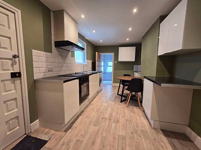 1 Bedroom Flat To Rent In Sandmere Road, Clapham North, London, SW4