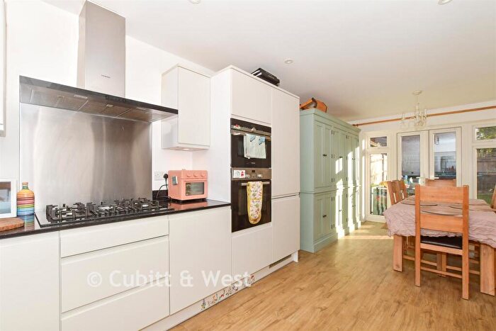 3 Bedroom Detached House For Sale In Worcester Drive, Cranleigh, Surrey, GU6