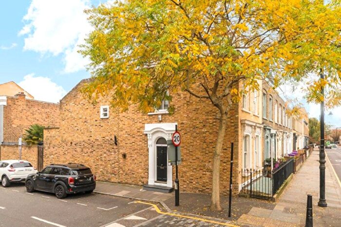 3 Bedroom End Of Terrace House To Rent In Lyal Road, Bow, London, E3