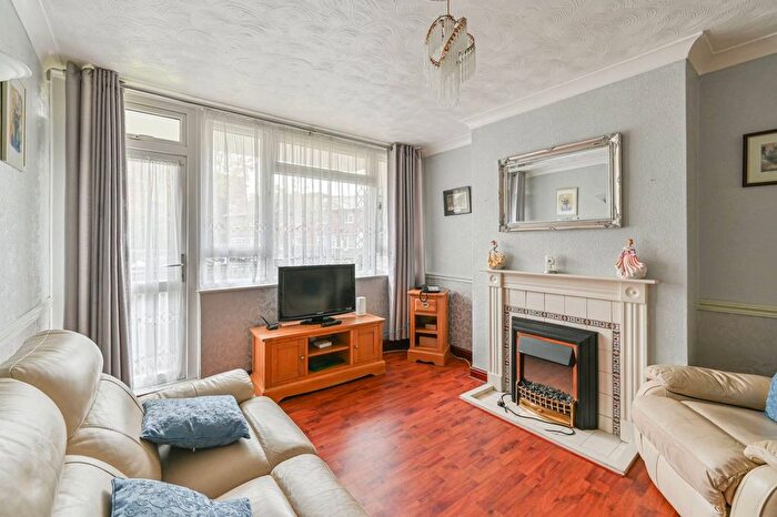 2 Bedroom Flat For Sale In Strathdon Drive, Earlsfield, London, SW17