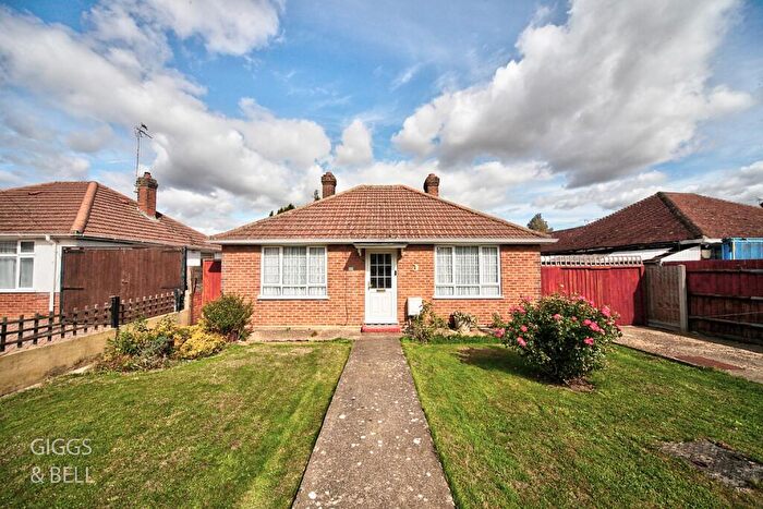 2 Bedroom Detached Bungalow For Sale In Wigmore Lane, Luton, Bedfordshire, LU2