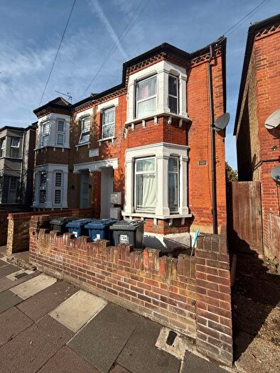 2 Bedroom Maisonette To Rent In Regina Road, Southall, UB2