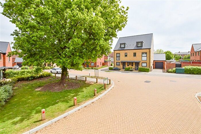 4 Bedroom Semi-Detached House For Sale In Aviator Drive, Kings Hill, West Malling, Kent, ME19