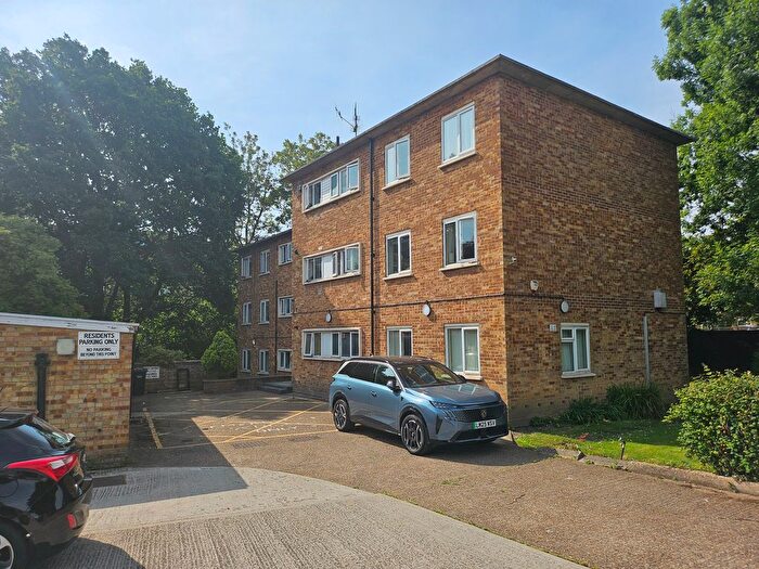 3 Bedroom Flat To Rent In Rosewood House, Manor Hall Drive, London, NW4
