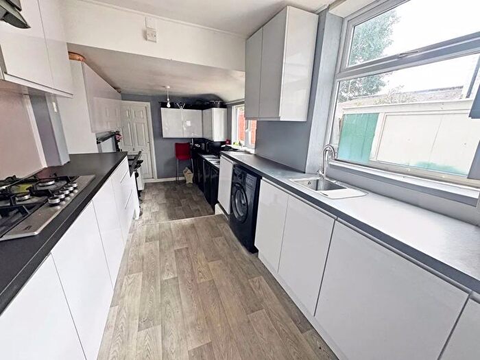 4 Bedroom End Of Terrace House For Sale In Queen Street, Rushden, NN10