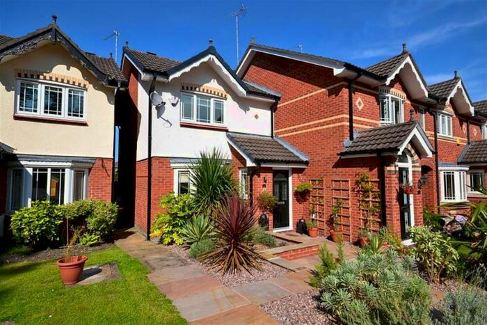 3 Bedroom End Of Terrace House To Rent In Alderney Close, Macclesfield, SK11