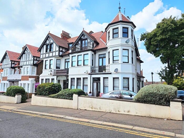 2 Bedroom Flat To Rent In Winton Hall, Westcliff Avenue, Westcliff-On-Sea, SS0