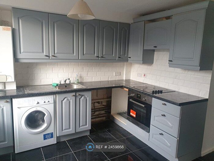 3 Bedroom Flat To Rent In Tanner Point, London, E13