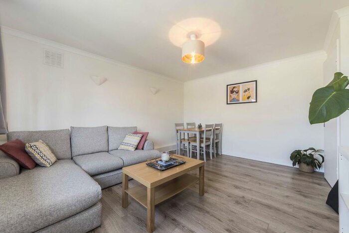 3 Bedroom Flat To Rent In Fairfield Street, London, SW18