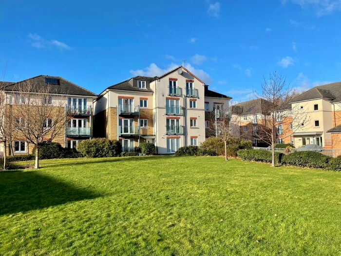 1 Bedroom Flat To Rent In Fairwater Drive, Shepperton, TW17