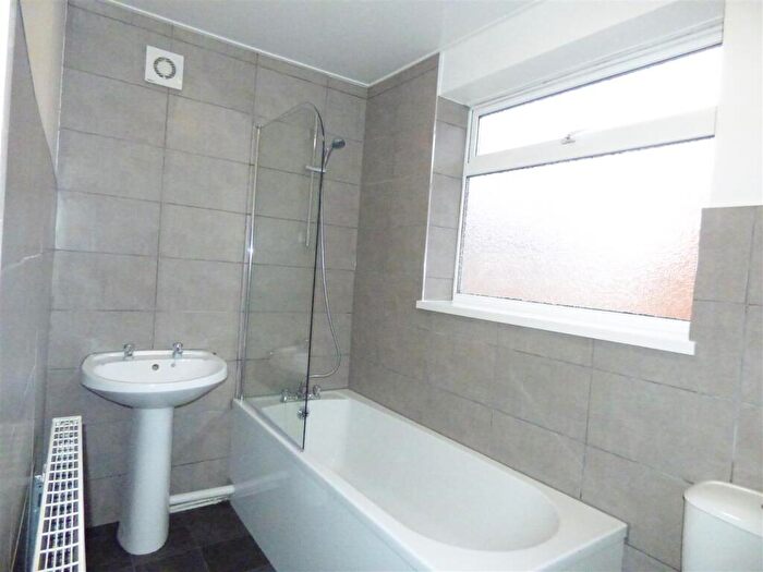 3 Bedroom Flat To Rent In South View West, Heaton, NE6