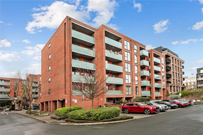 Apartment For Sale In Bathurst Square, London, N15
