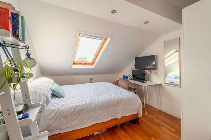 2 Bedroom Flat For Sale In Mitcham Lane, Furzedown, London, SW16