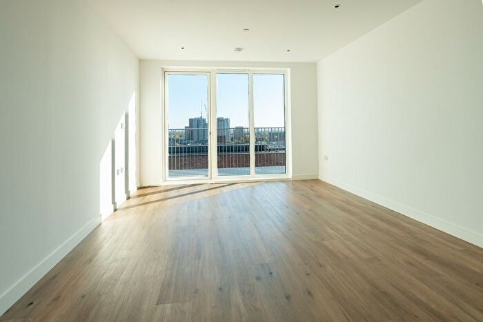 3 Bedroom Flat To Rent In Greenleaf Walk, Southall, UB1