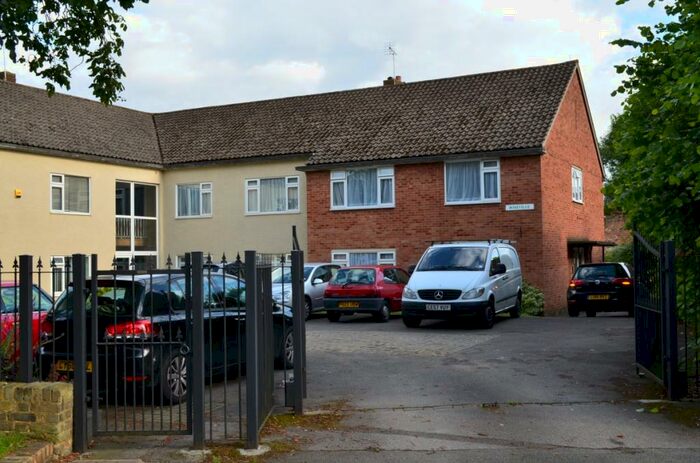 2 Bedroom Maisonette To Rent In Roseville, Winchmore Hill, N21